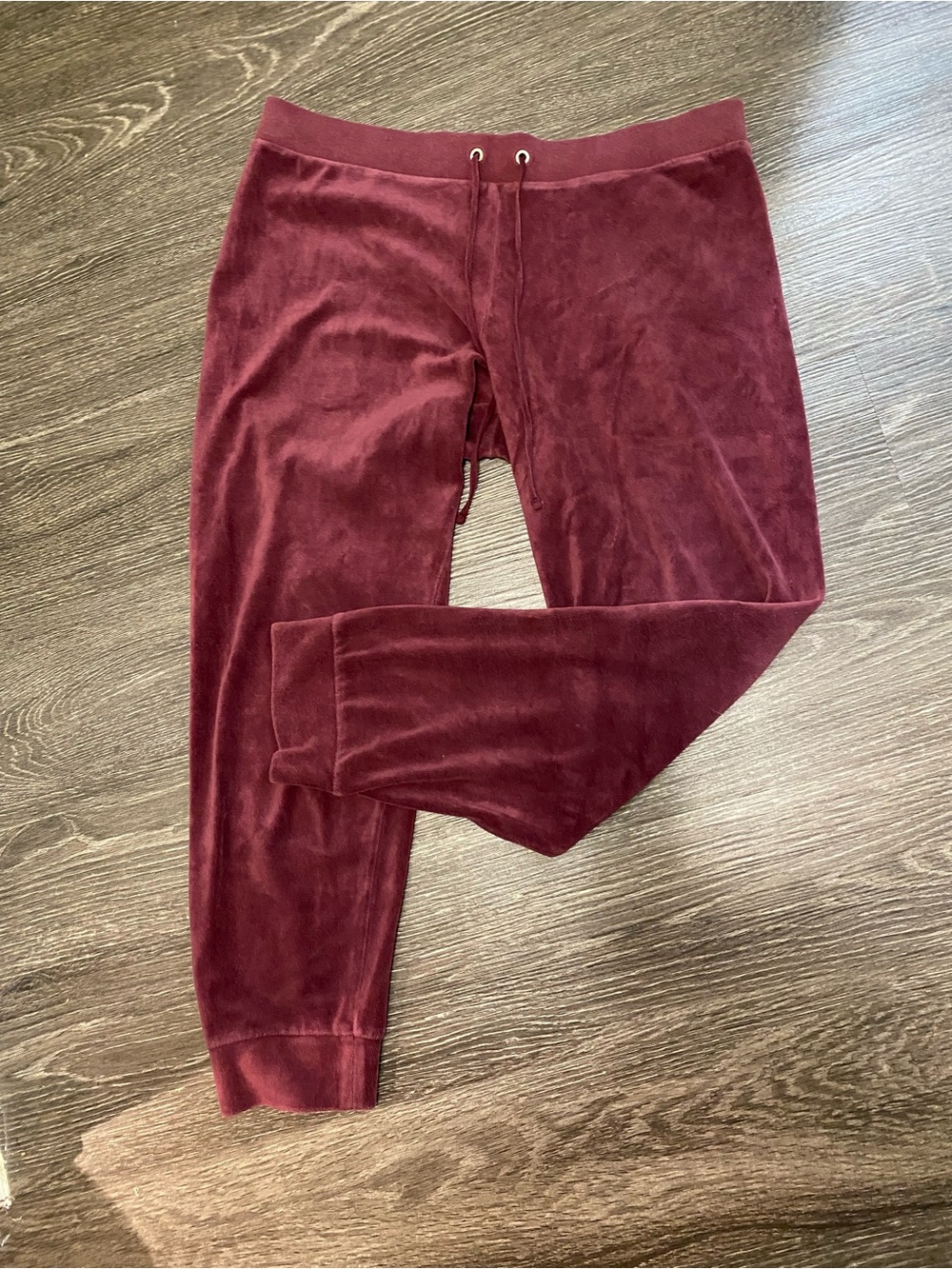 Juicy Couture Capri Cropped Cut Velour Joggers in Burgundy